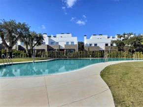 San Roque Golf Club, Step into elegance with this 3-bedroom luxury modern townhouse close to Sotogrande, San Roque